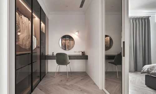 Contemporary Walk-in Wardrobe at Condo @ River Valley
