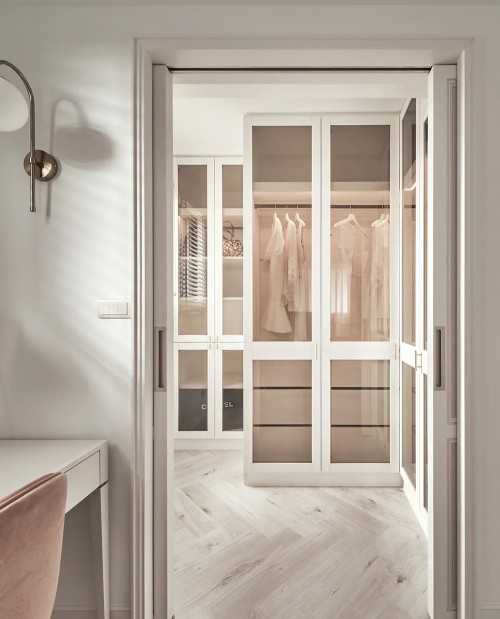 Contemporary Walk-in Wardrobe at Condo @ River Valley