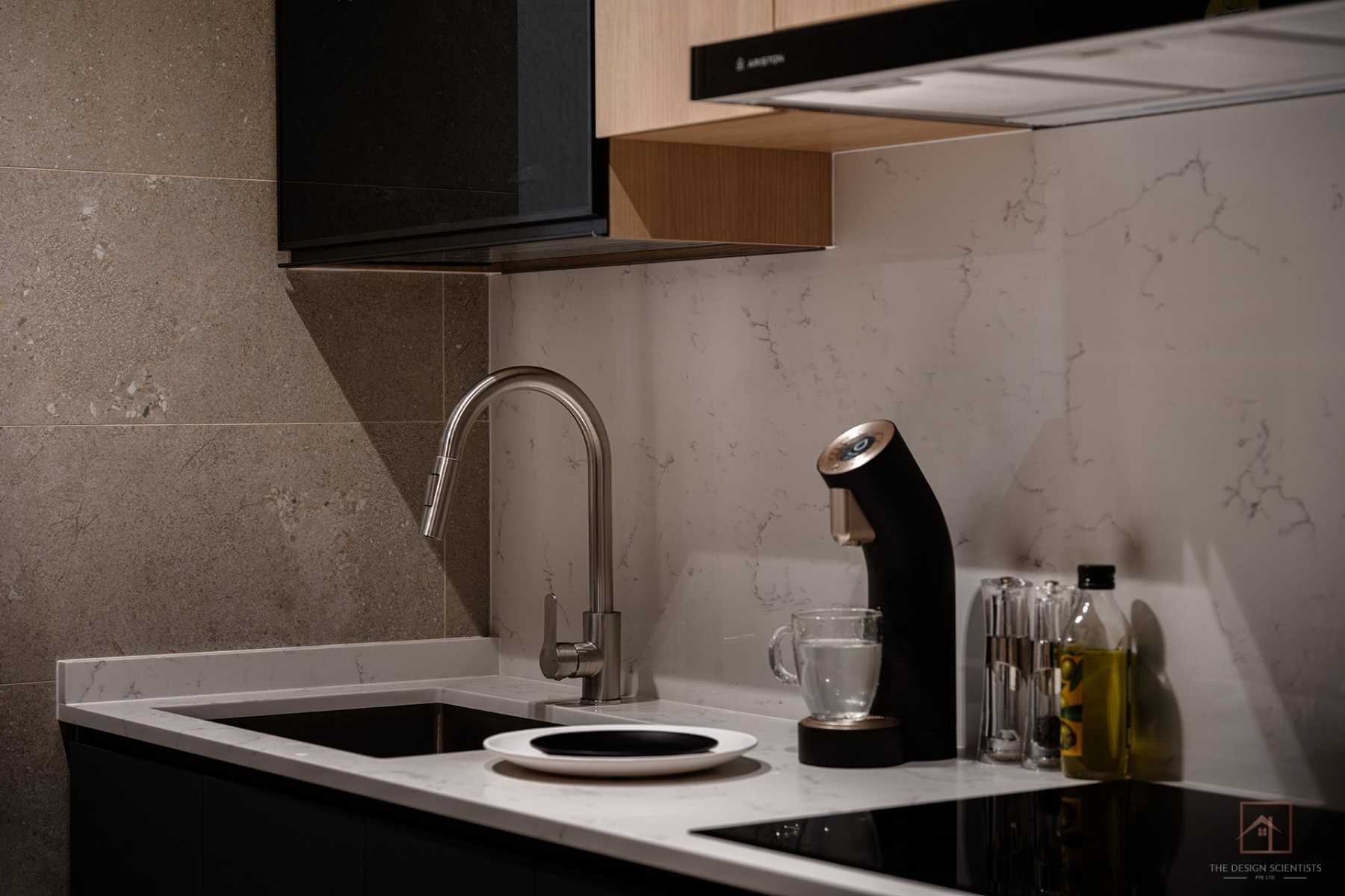 Contemporary Kitchen with Countertop and Kitchen Backsplash