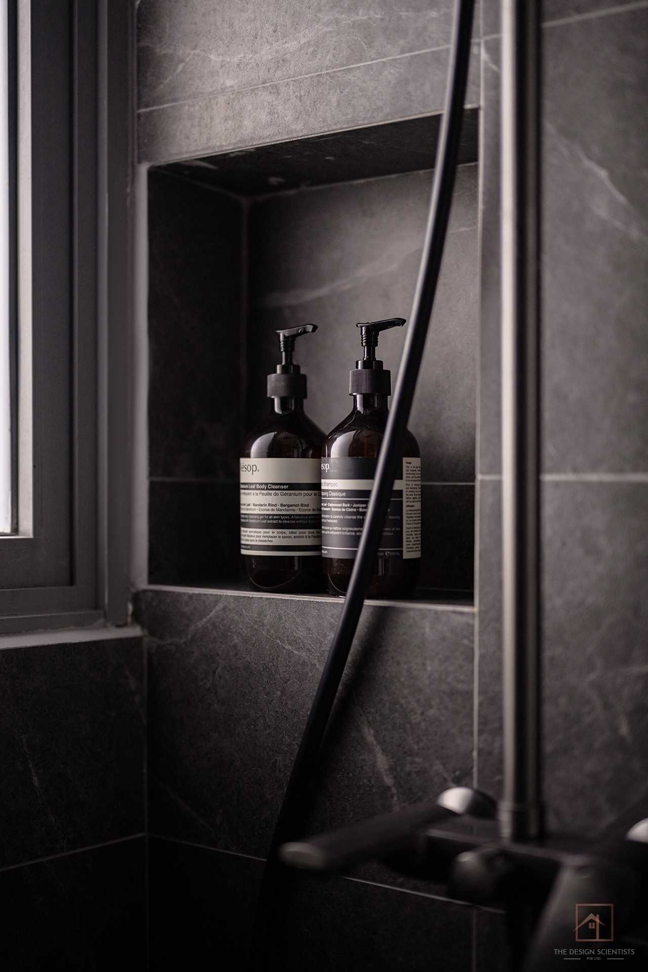 Contemporary Bathroom with Homogeneous Tiles and Shower Screen