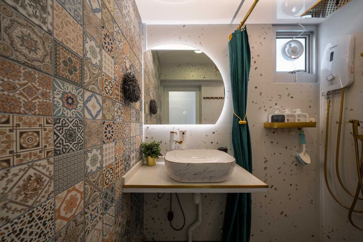 Contemporary Bathroom with Mirror and Bathroom Storage