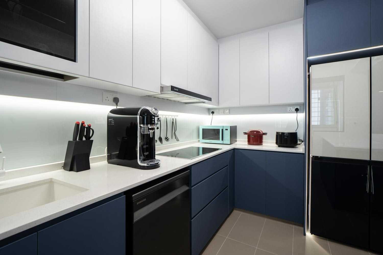Contemporary Kitchen with Homogeneous Tiles and Herringbone Tiling