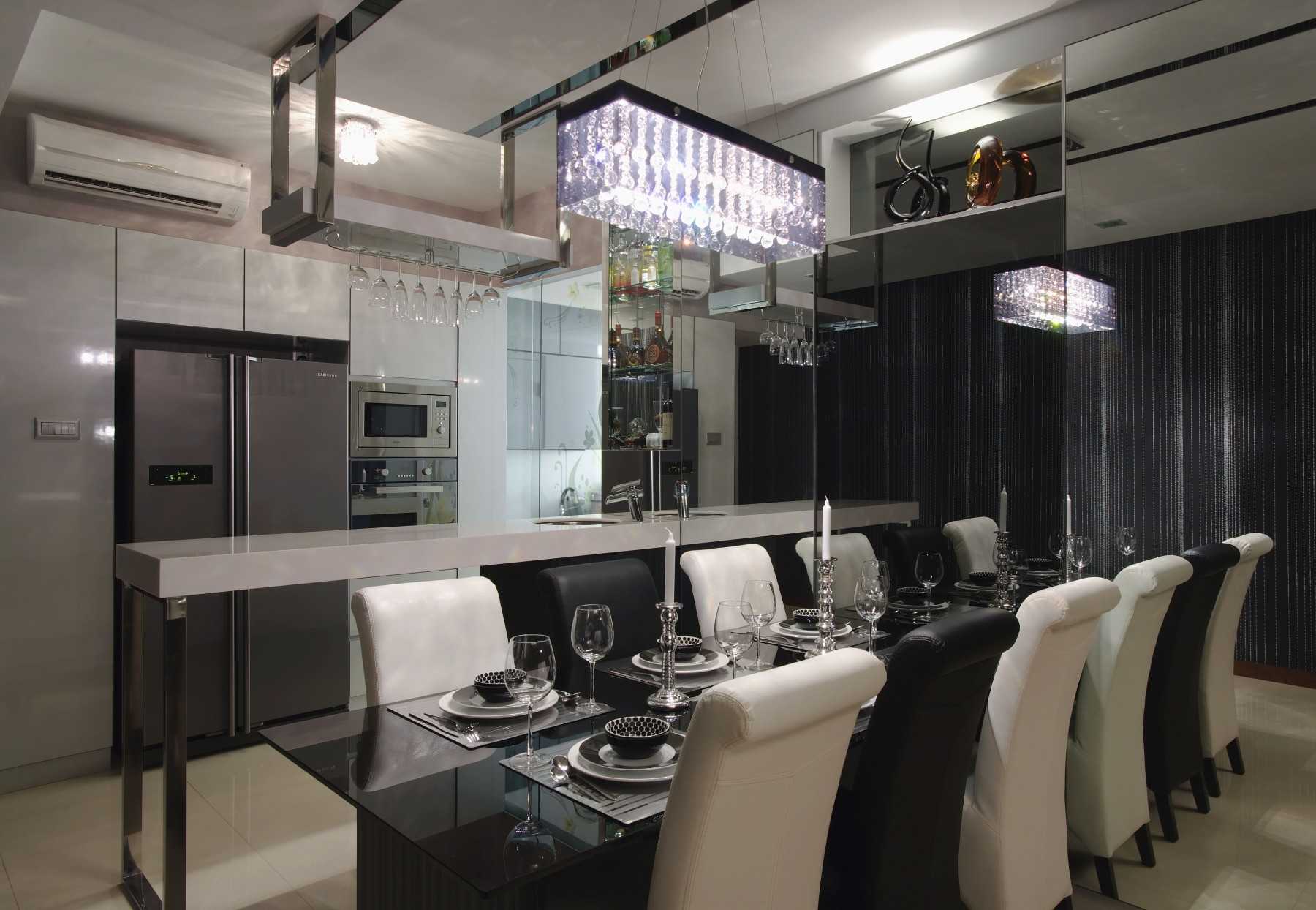 Modern Dining Room with Mirror and Drop Ceiling