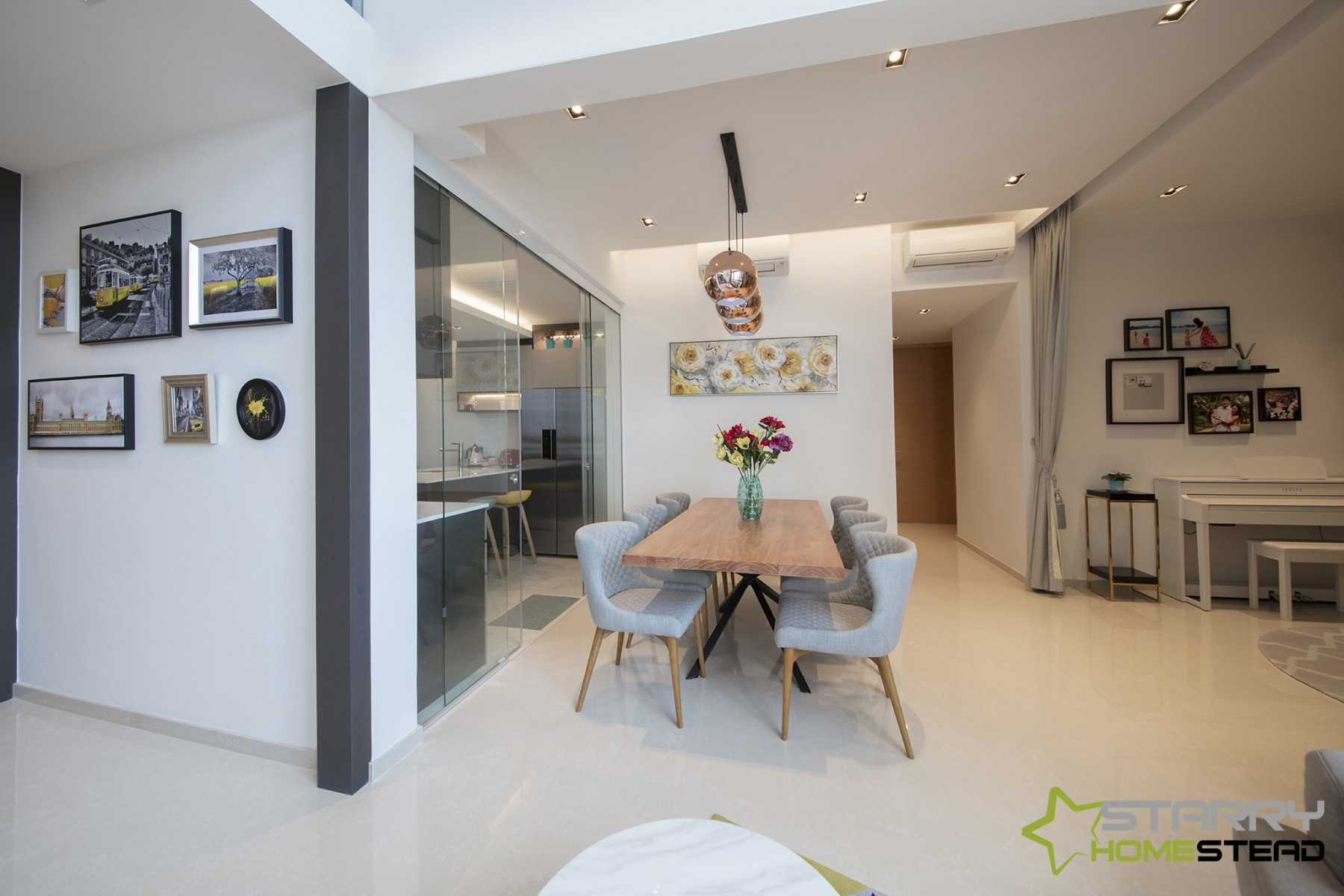 Contemporary Dining Room with Dining Table and Dining Chairs