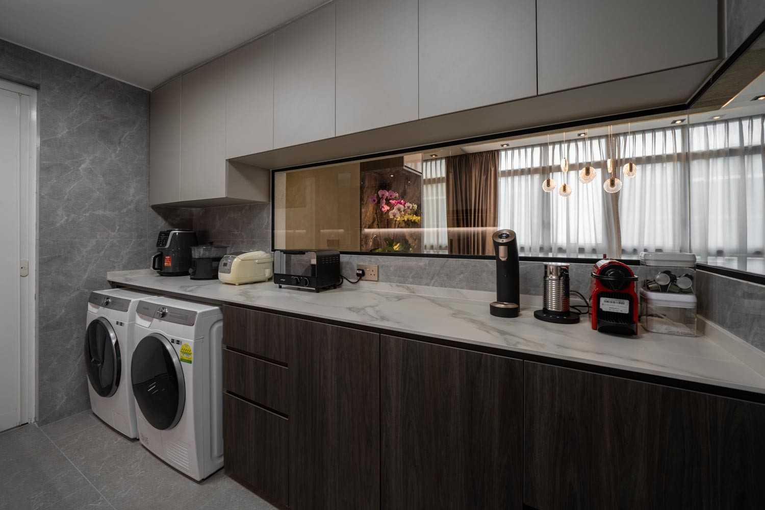 Modern Kitchen with Countertop and Homogeneous Tiles