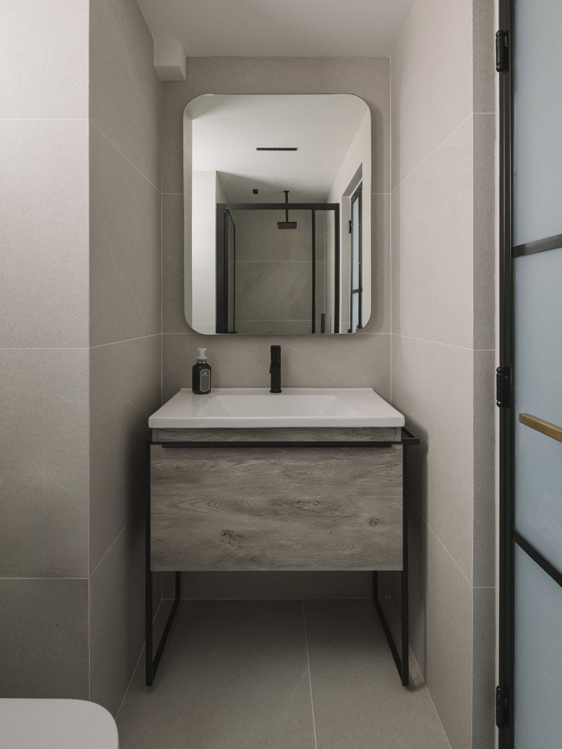 Modern Bathroom with Mirror and Bathroom Storage
