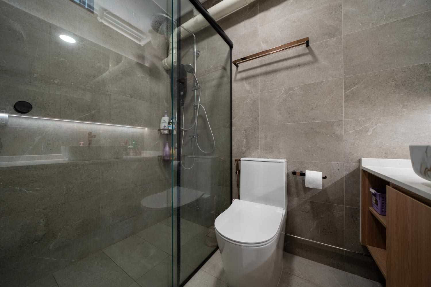 Contemporary Bathroom with Countertop and Homogeneous Tiles