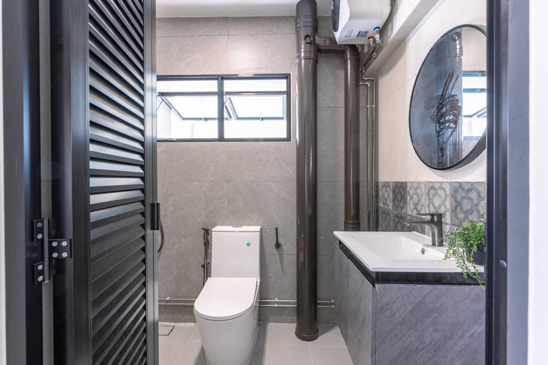 Contemporary Bathroom with Mirror and Bathroom Storage