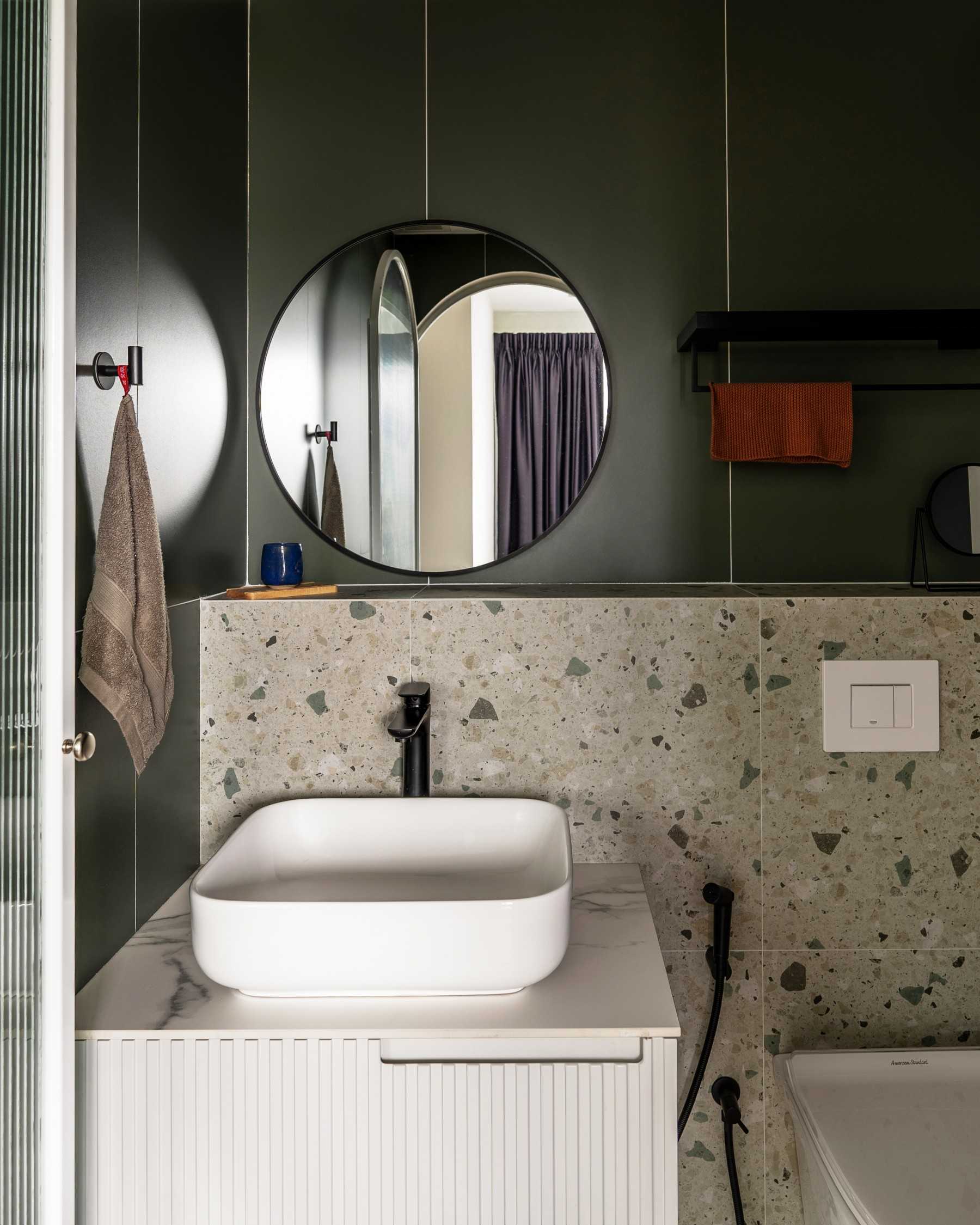 Modern Bathroom with Countertop and Mirror