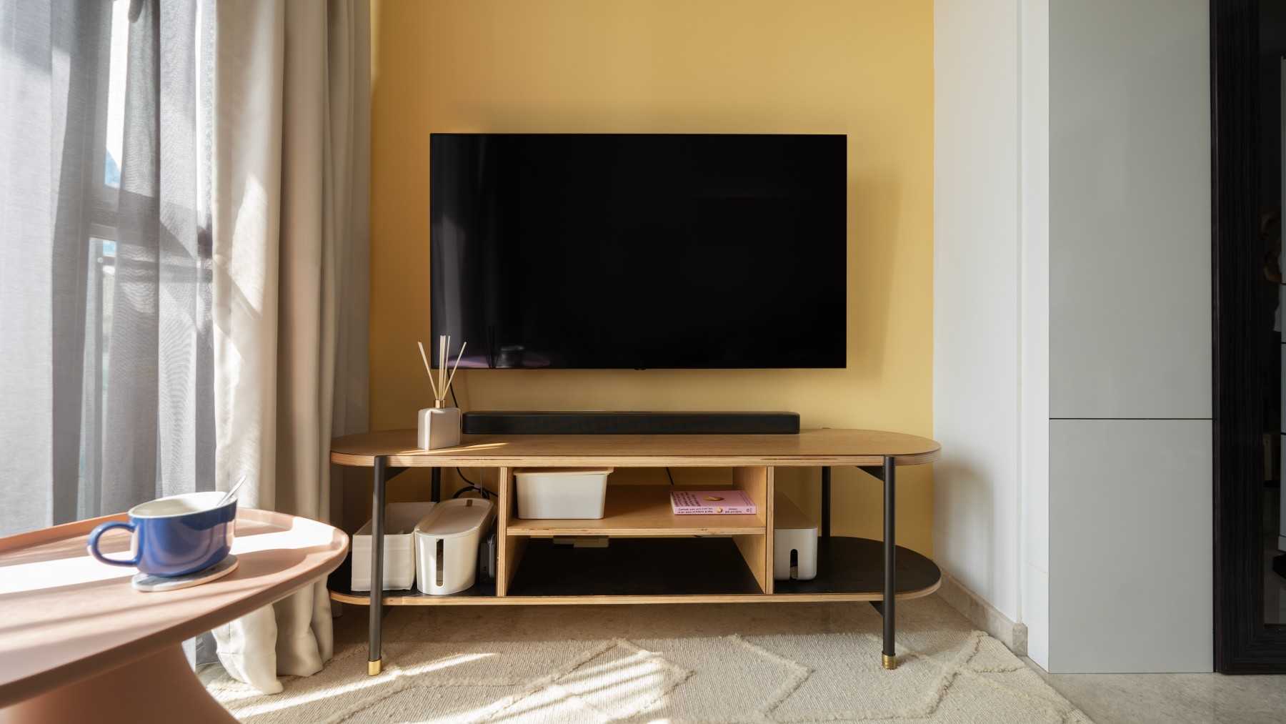 Modern Living Room with Console Table and Coffee Table