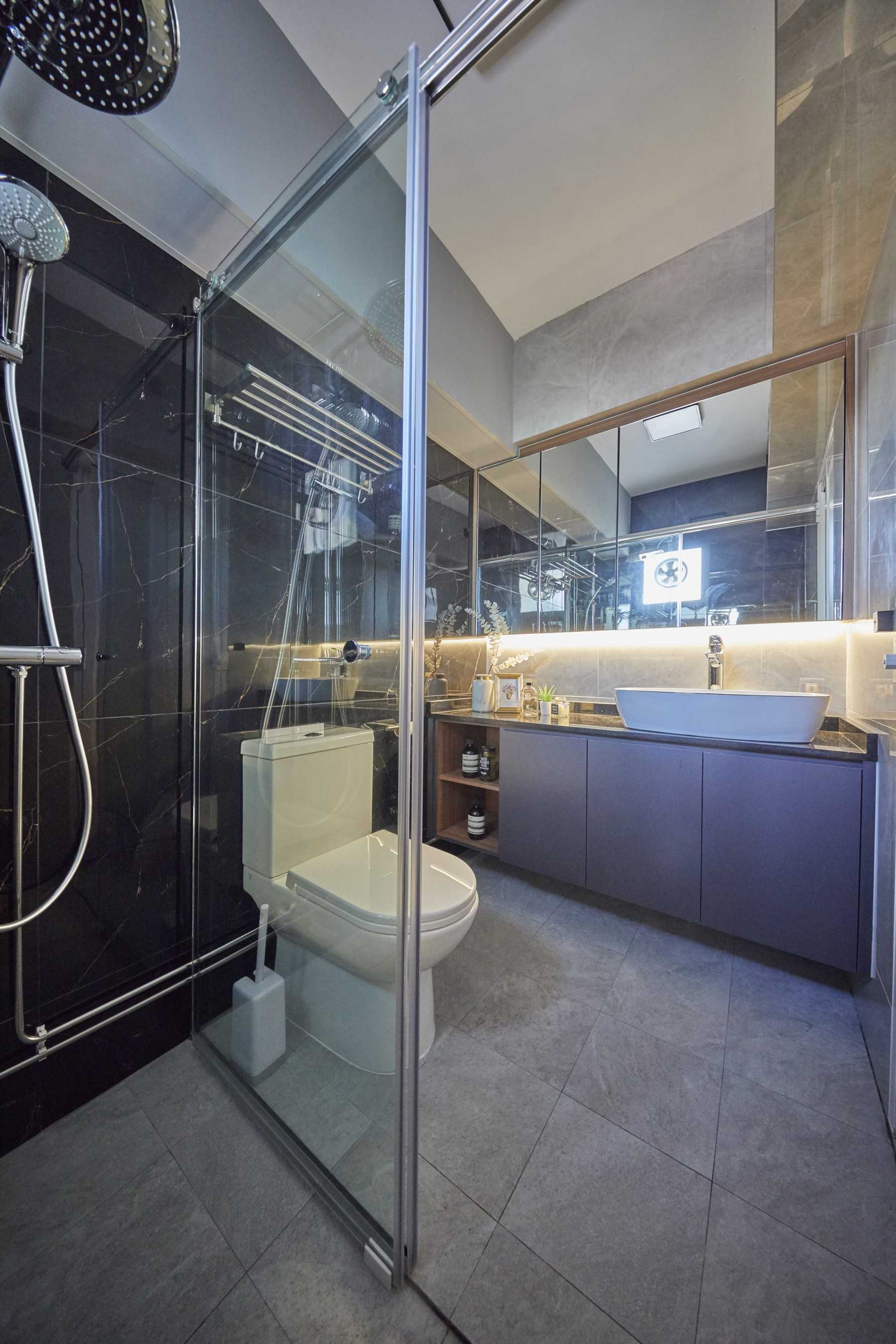 Contemporary Bathroom with Homogeneous Tiles and Mirror
