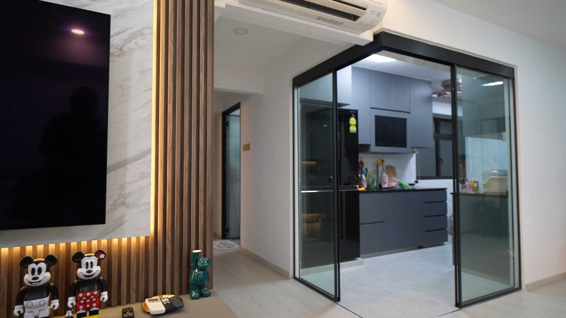 Modern Kitchen with Kitchen Backsplash and Kitchen Cabinets