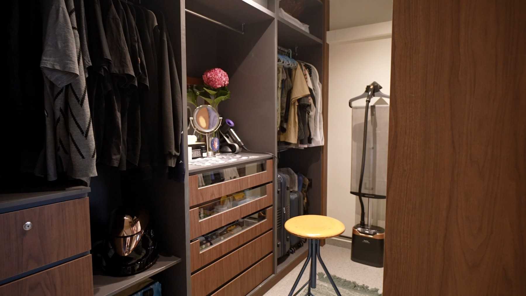 Vintage Walk-in Wardrobe with Mirror and Wardrobe
