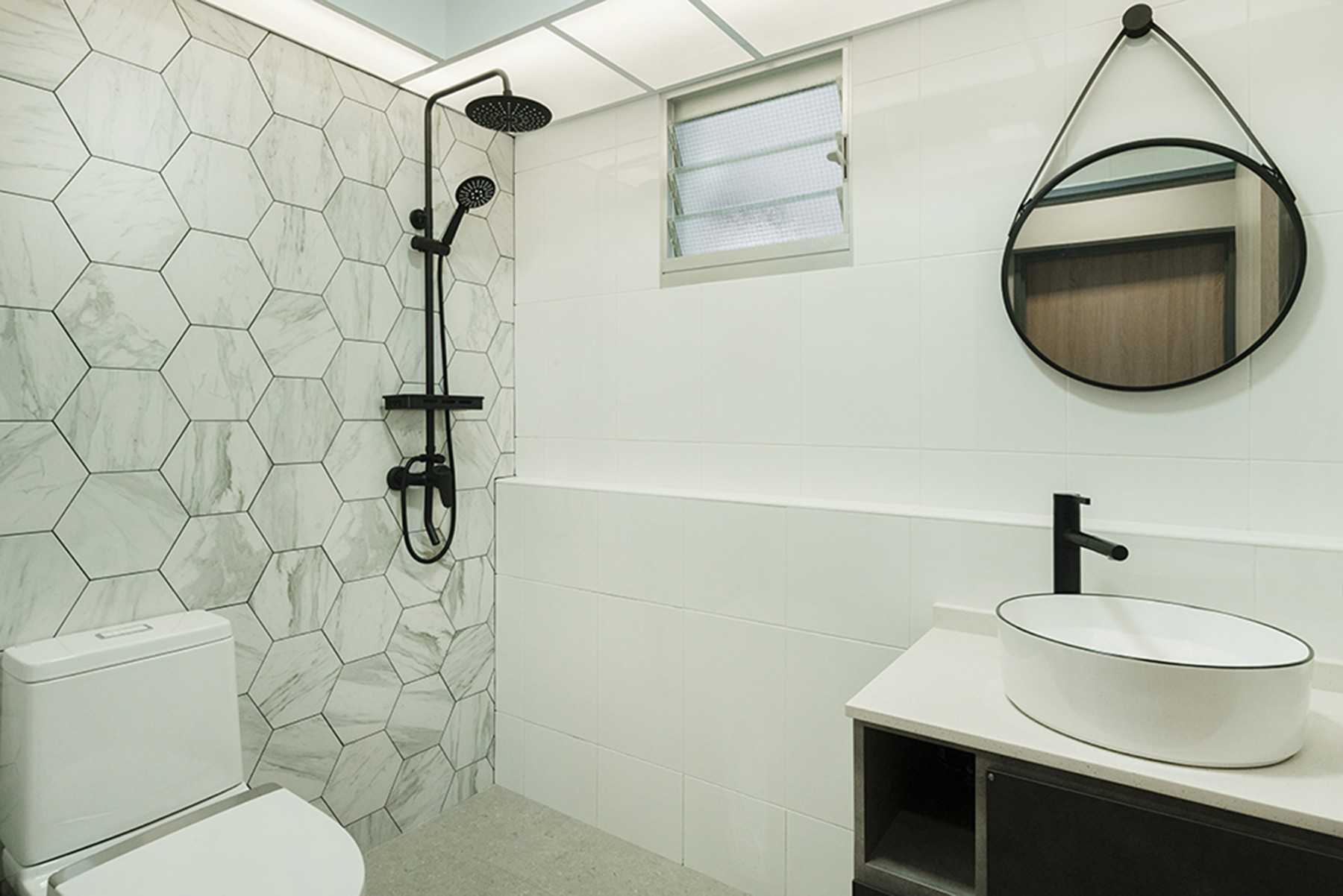 Scandinavian Bathroom with Countertop and Mirror