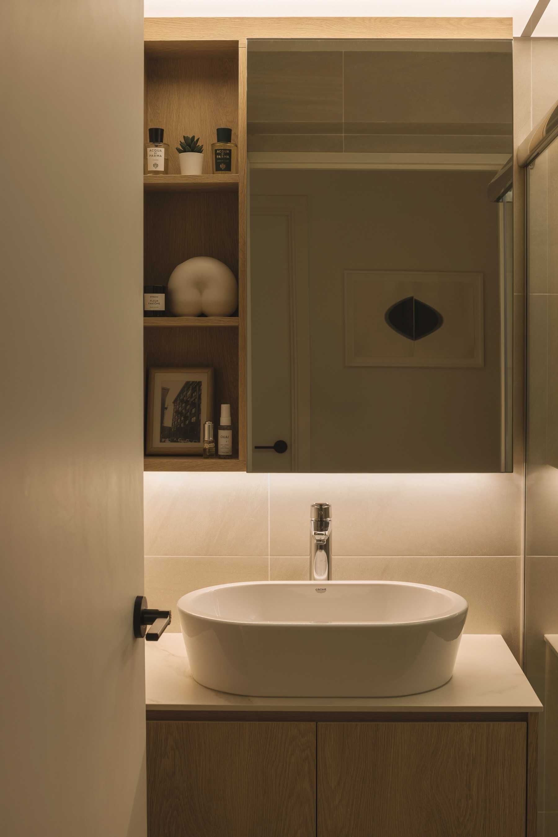 Modern Bathroom with Mirror and Bathroom Storage