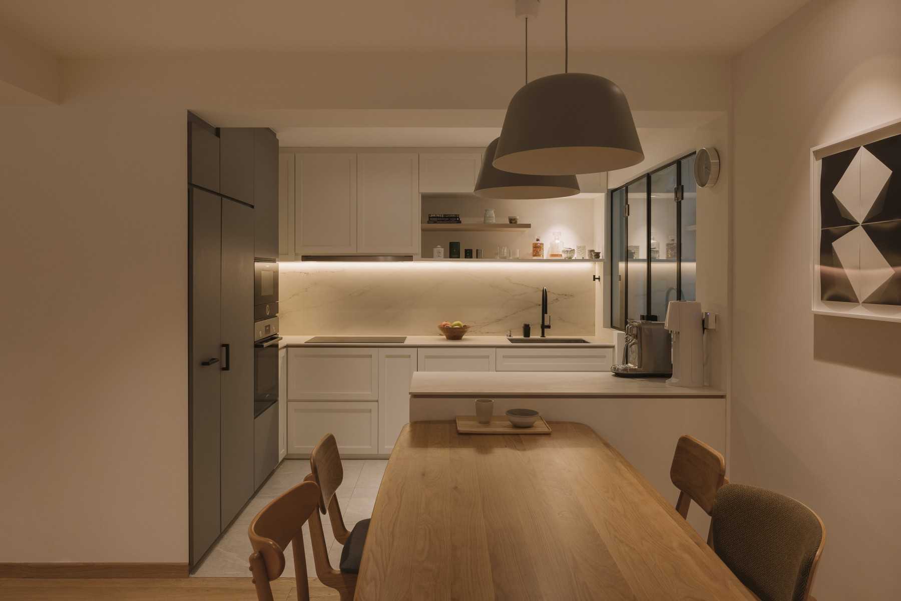 Modern Dining Room with Countertop and Dining Table