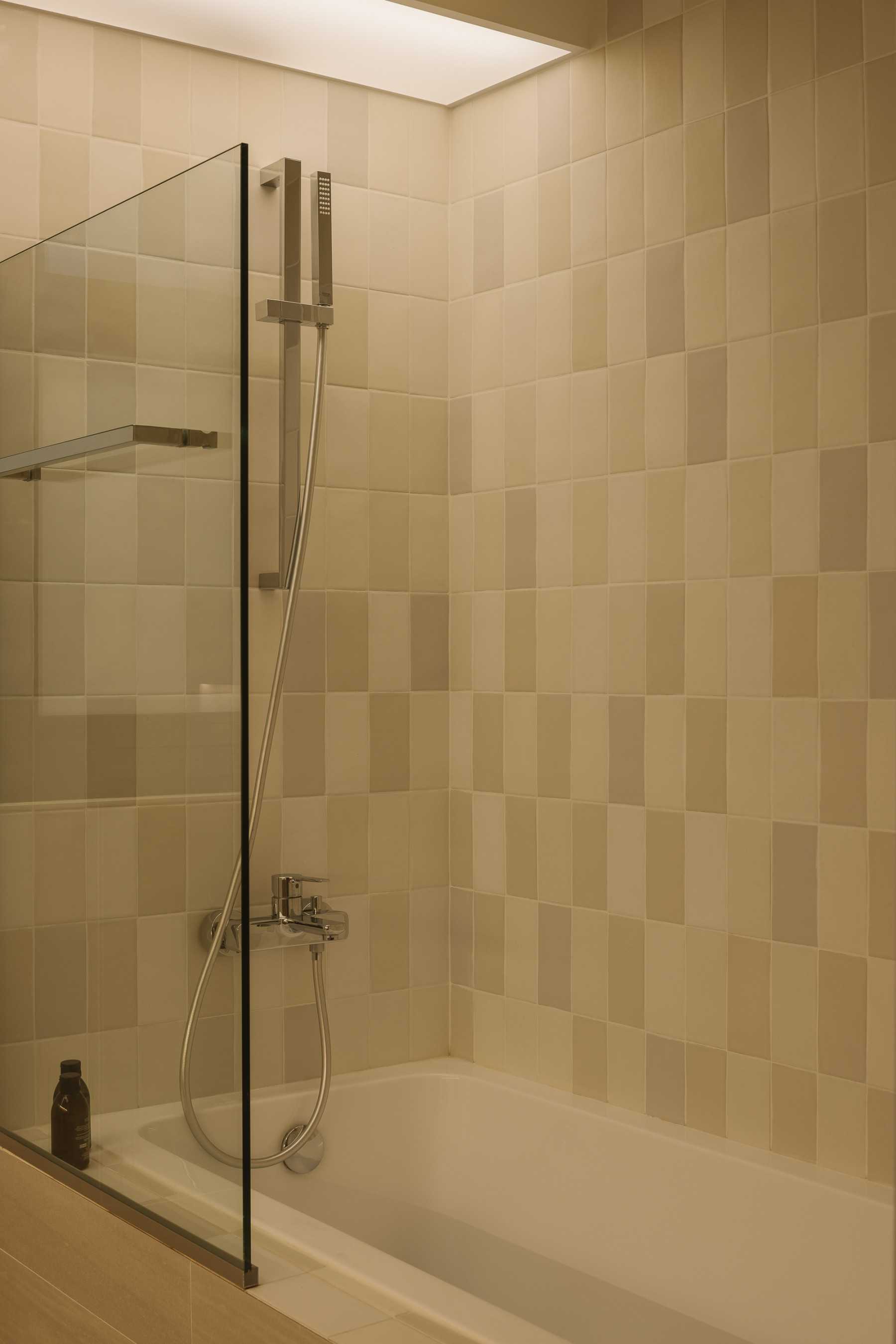Modern Bathroom with Bathtub and Shower Screen