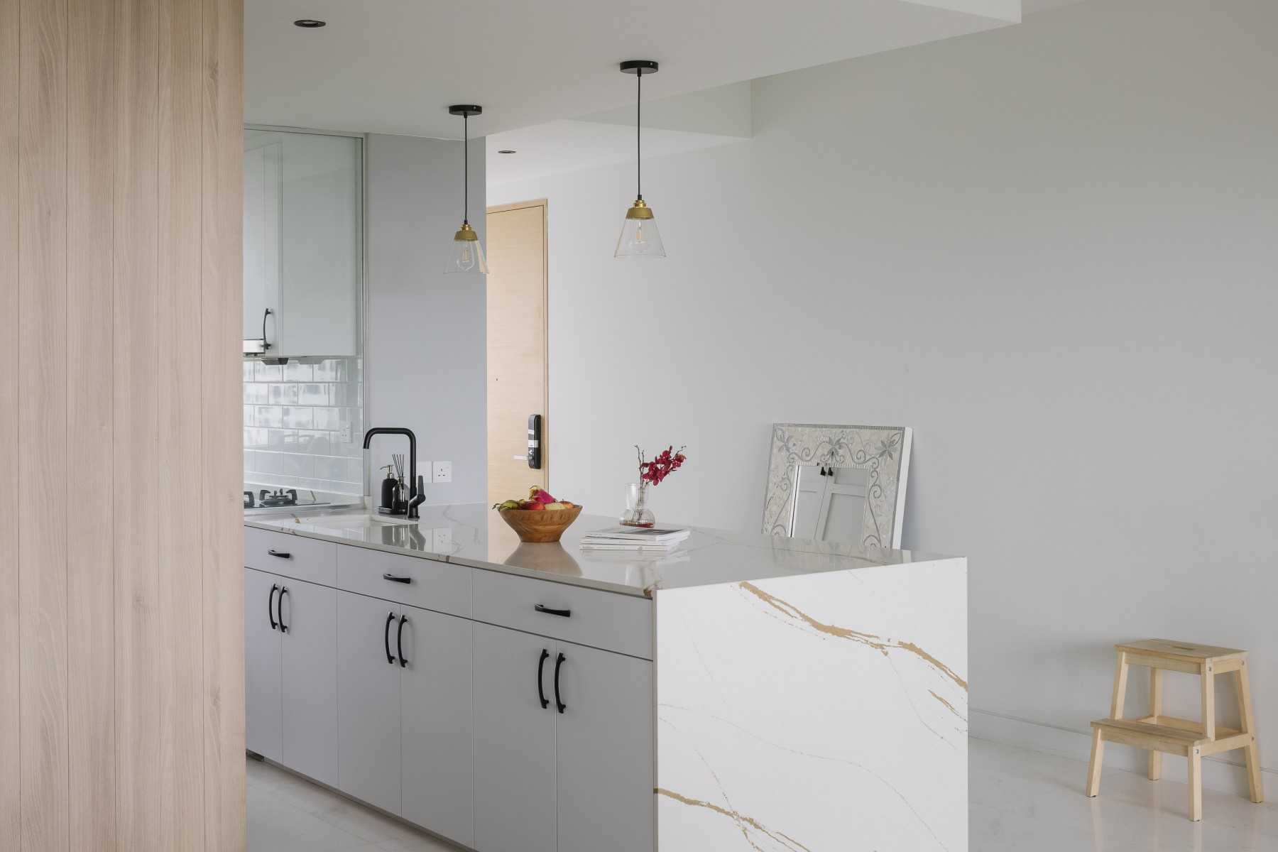 Modern Pantry with Kitchen Island and Drinkware