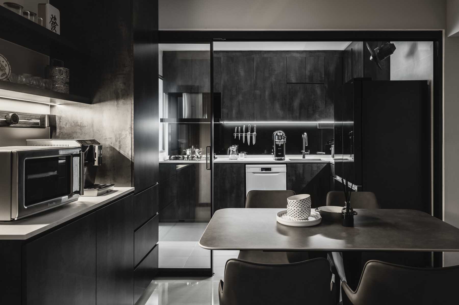 Contemporary Kitchen with Countertop and Kitchen Backsplash
