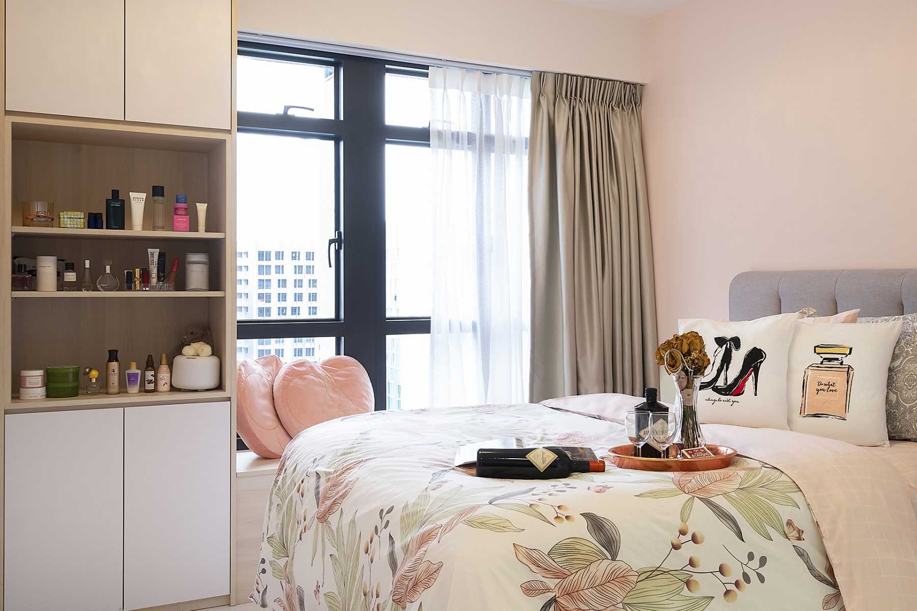 Scandinavian Bedroom with Homogeneous Tiles and Bay Window