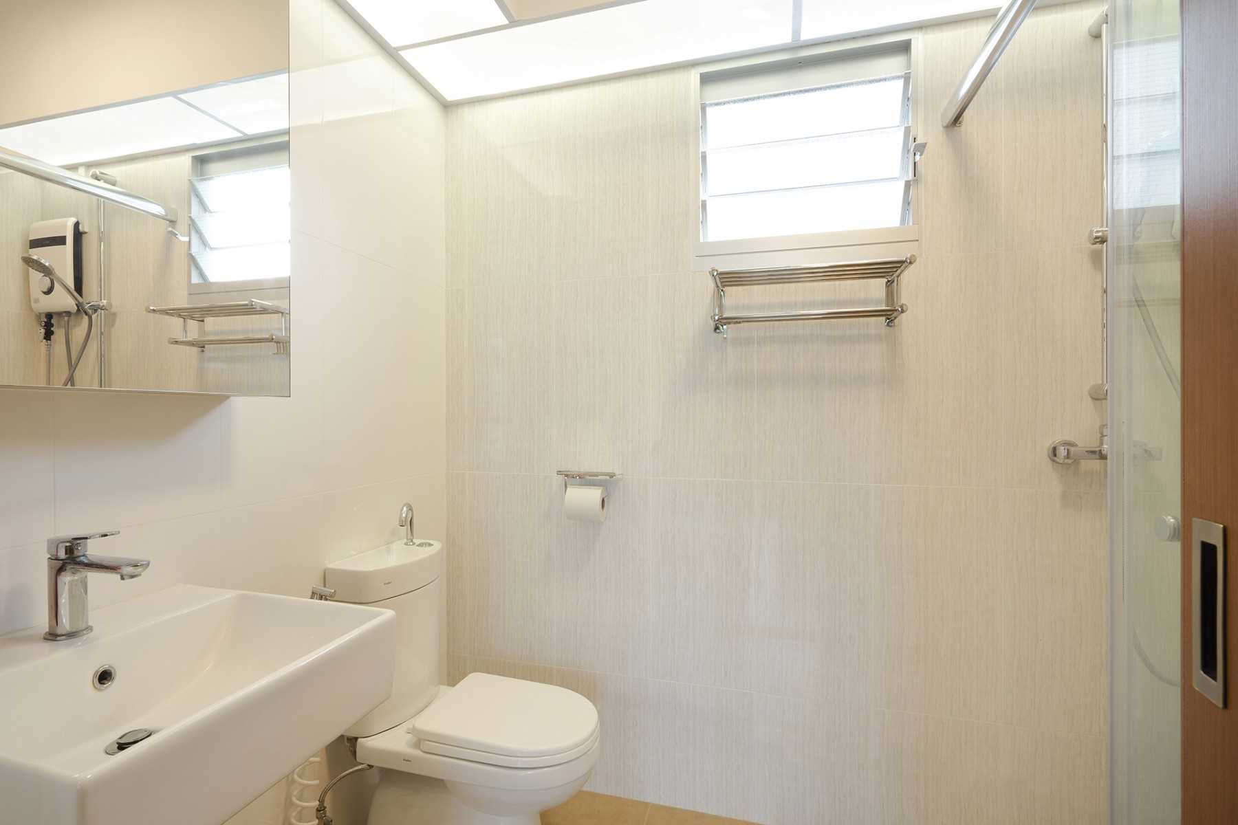 Scandinavian Bathroom with Homogeneous Tiles and Shower Screen