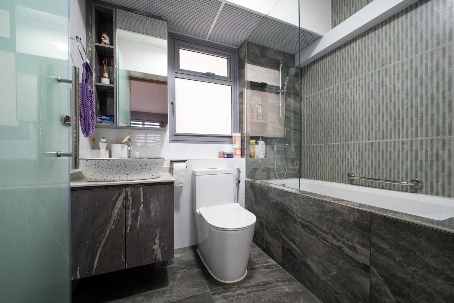Modern Bathroom with Homogeneous Tiles and Herringbone Tiling
