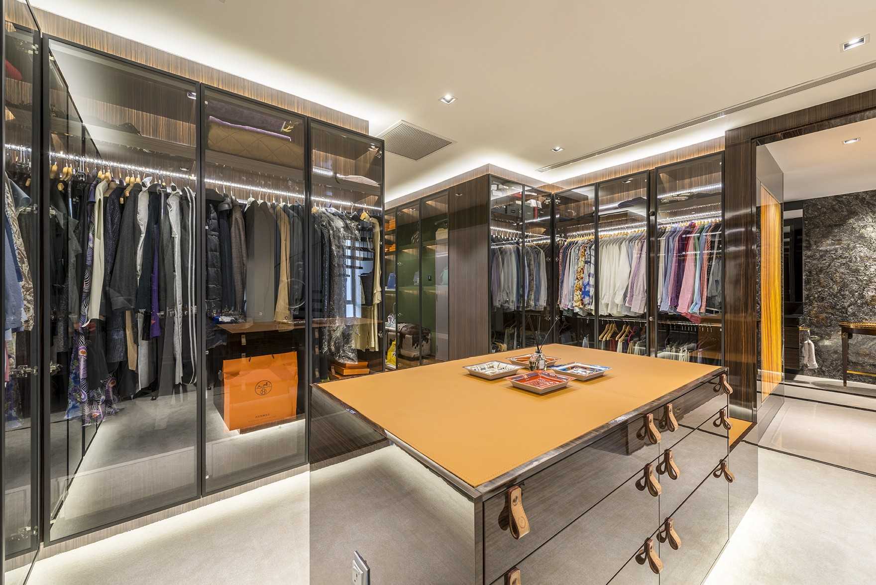 Contemporary Walk-in Wardrobe with Mirror and Bathroom Mirrors