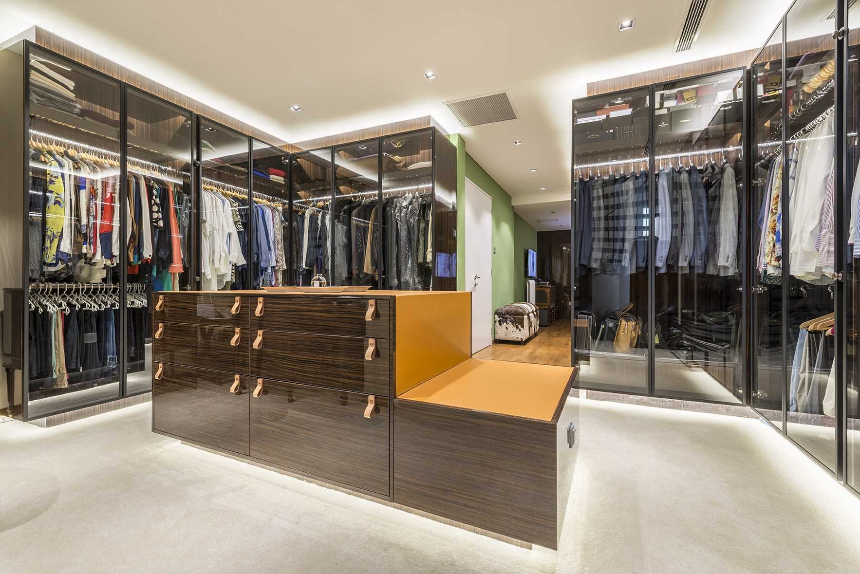 Contemporary Walk-in Wardrobe with Mirror and Wardrobe