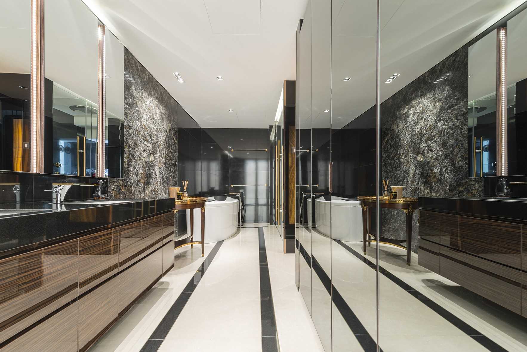 Contemporary Bathroom with Mirror and Bathroom Storage