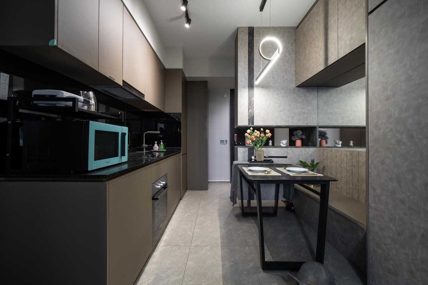 Modern Kitchen with Homogeneous Tiles and Kitchen Window