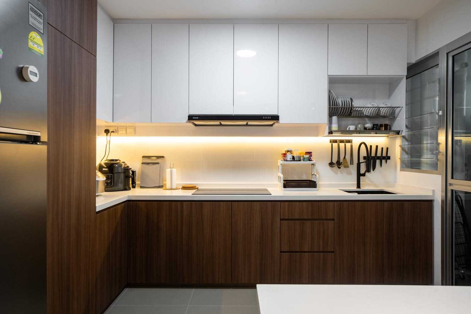 Modern Kitchen with Kitchen Window and Open Kitchen