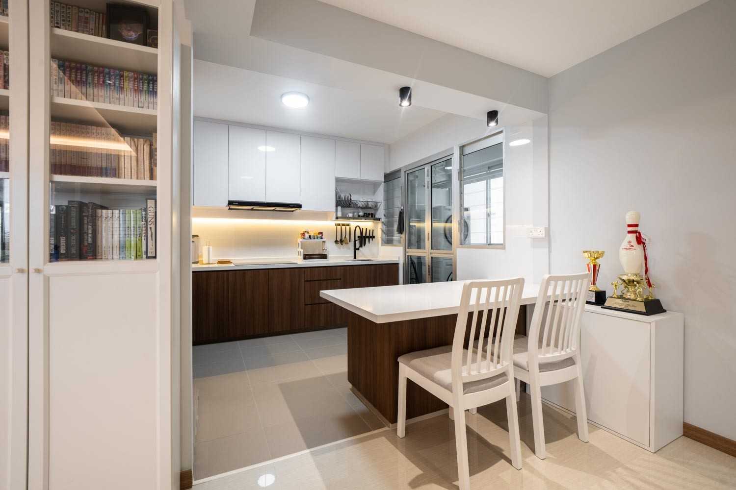 Modern Kitchen with Homogeneous Tiles and Kitchen Island