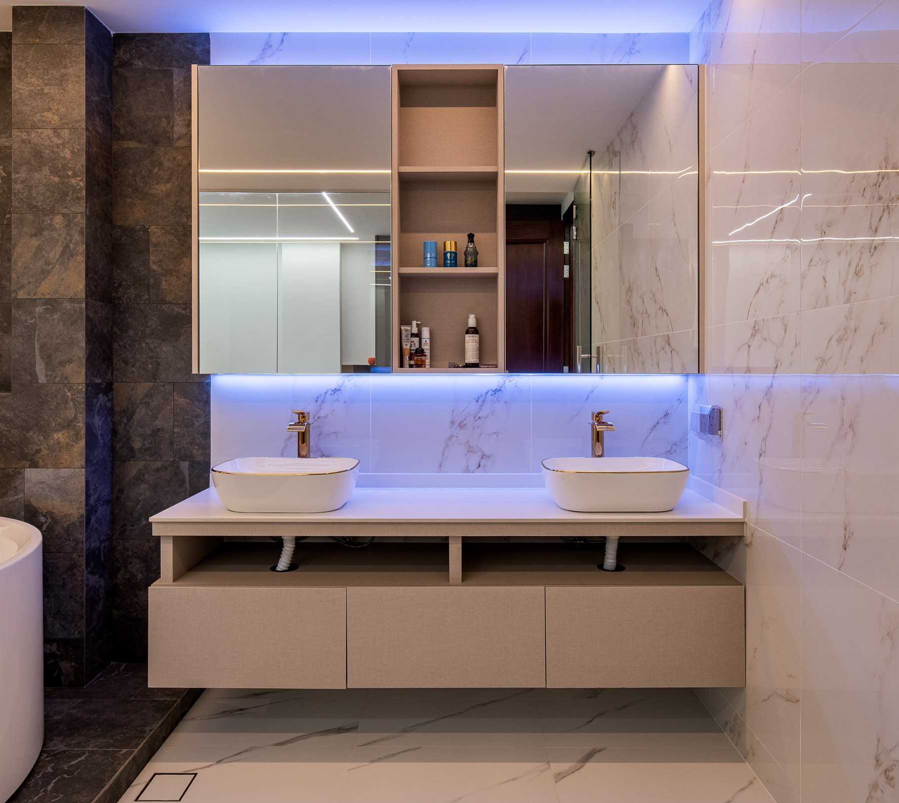 Contemporary Bathroom with Countertop and Homogeneous Tiles