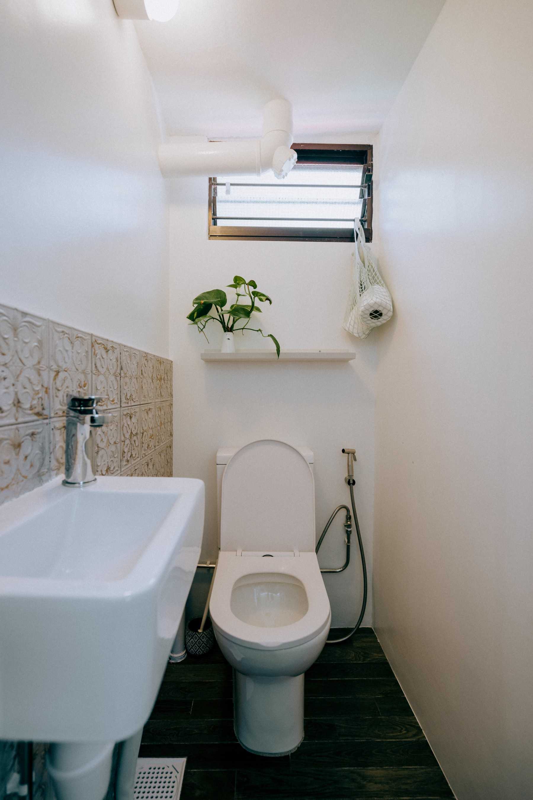 Vintage Bathroom with Bathroom Accessories and Porcelain Tiles