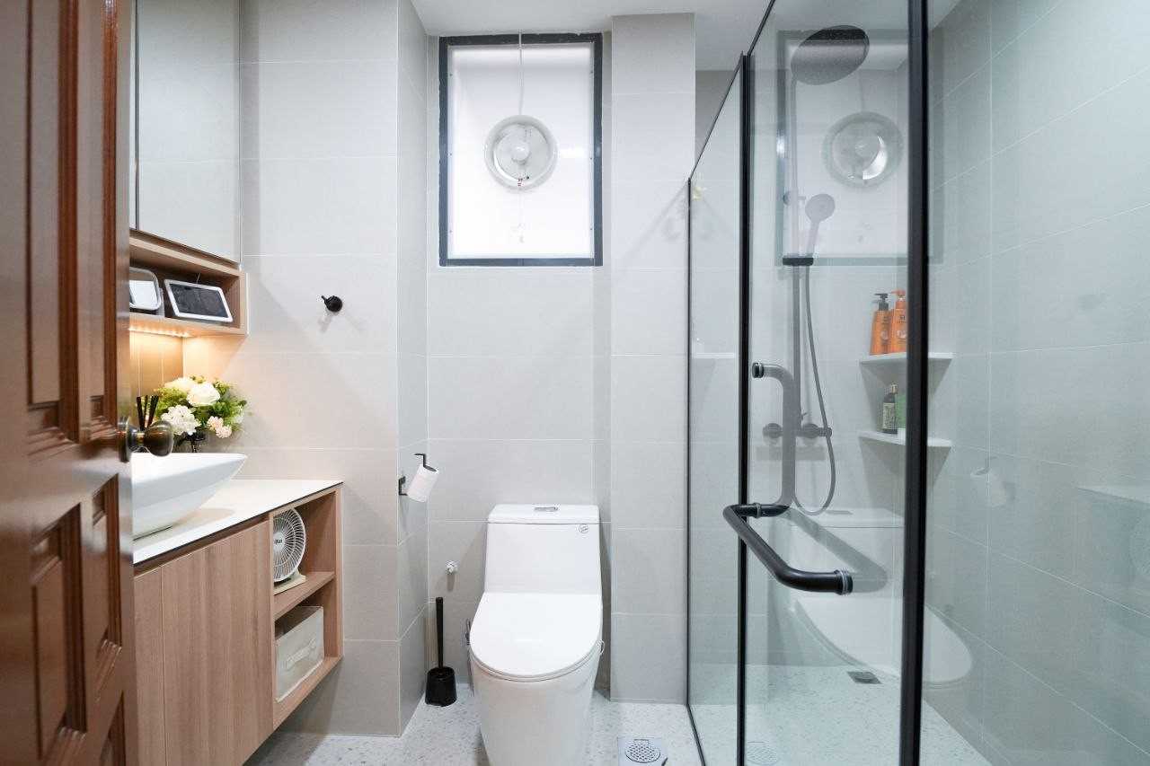 Scandinavian Bathroom with Homogeneous Tiles and Shower Screen