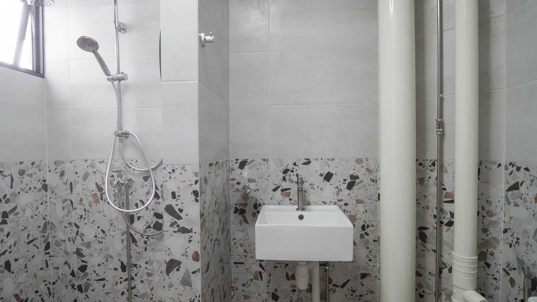 Scandinavian Bathroom with Homogeneous Tiles and Bathroom Sinks