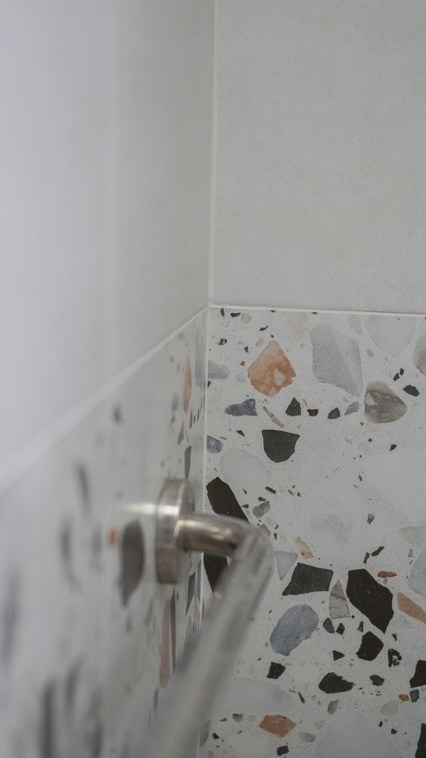 Scandinavian Bathroom with Homogeneous Tiles and Tiles