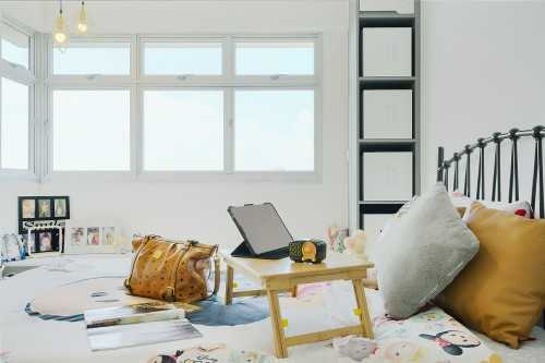 Contemporary Bedroom at Bukit Batok St 21