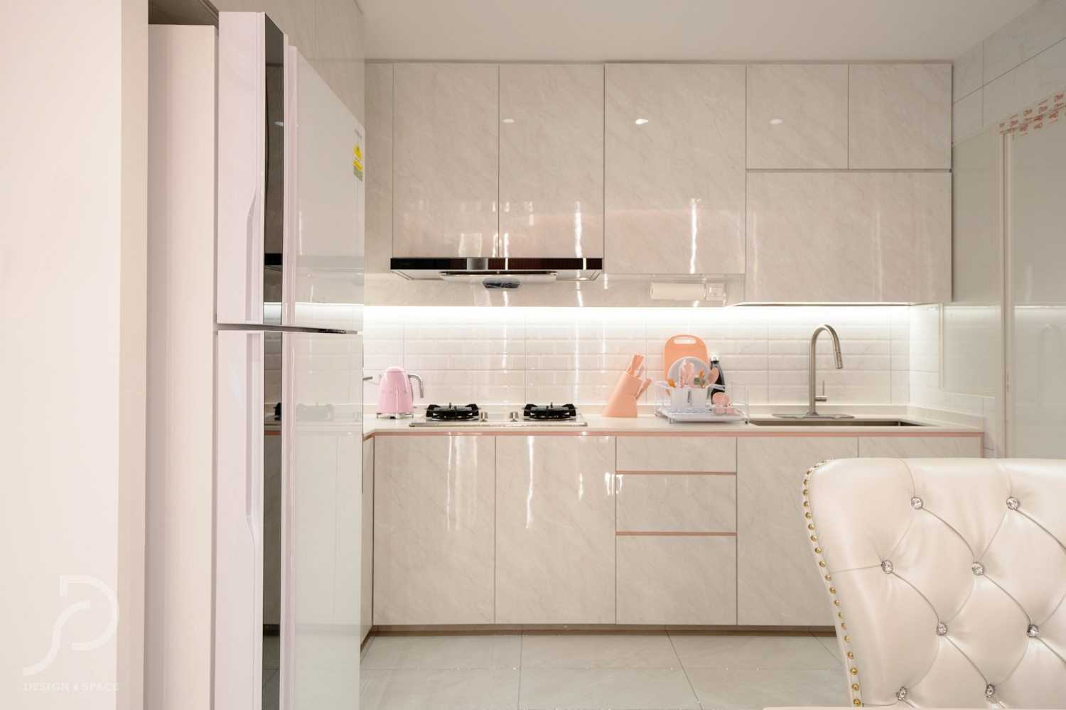 Modern Kitchen with Homogeneous Tiles and Wood Flooring