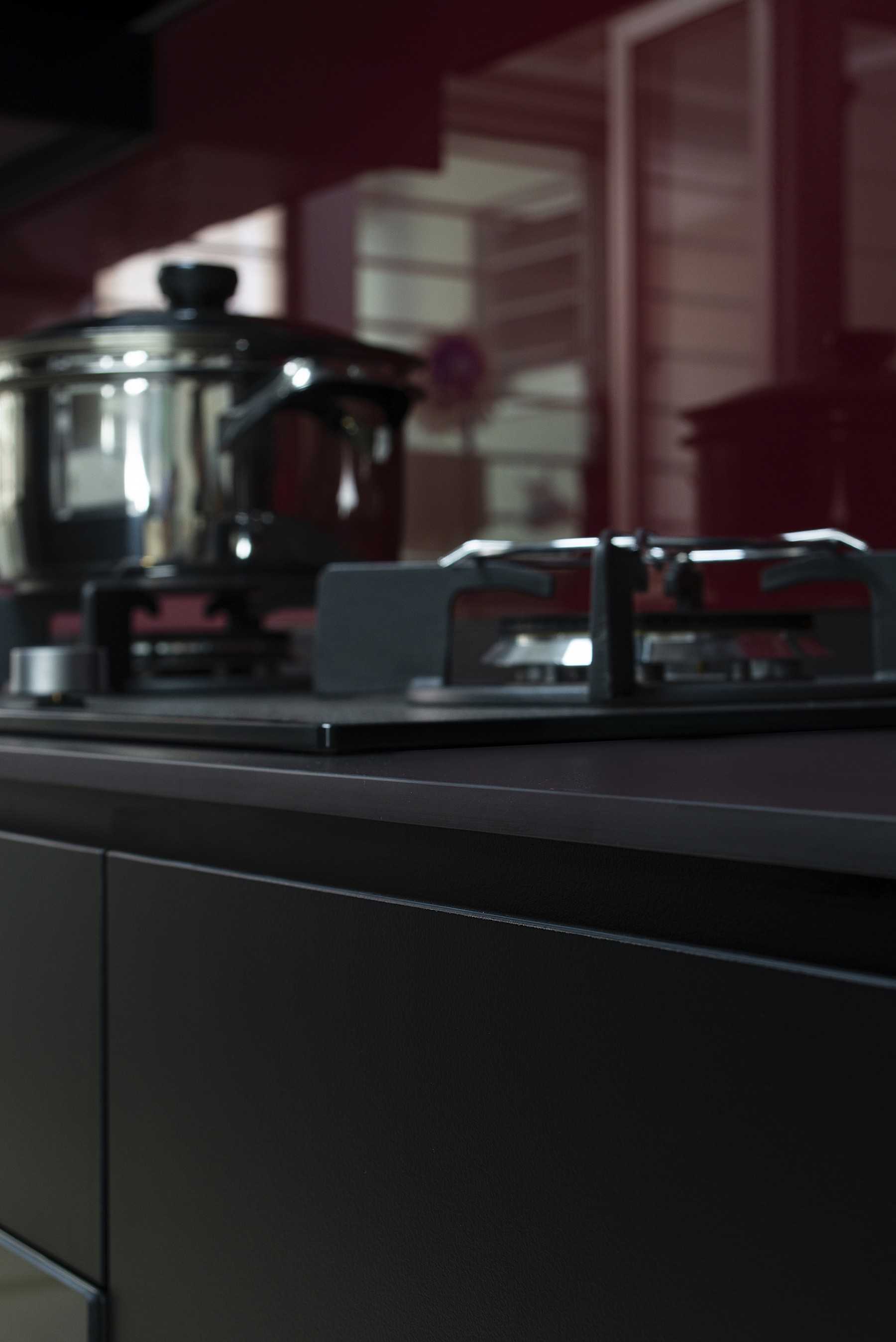Contemporary Kitchen with Countertop and Open Kitchen