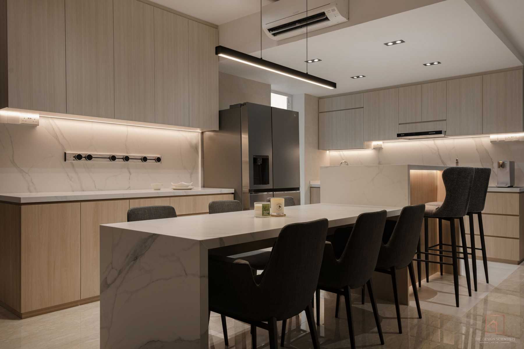 Contemporary Kitchen with Countertop and Homogeneous Tiles