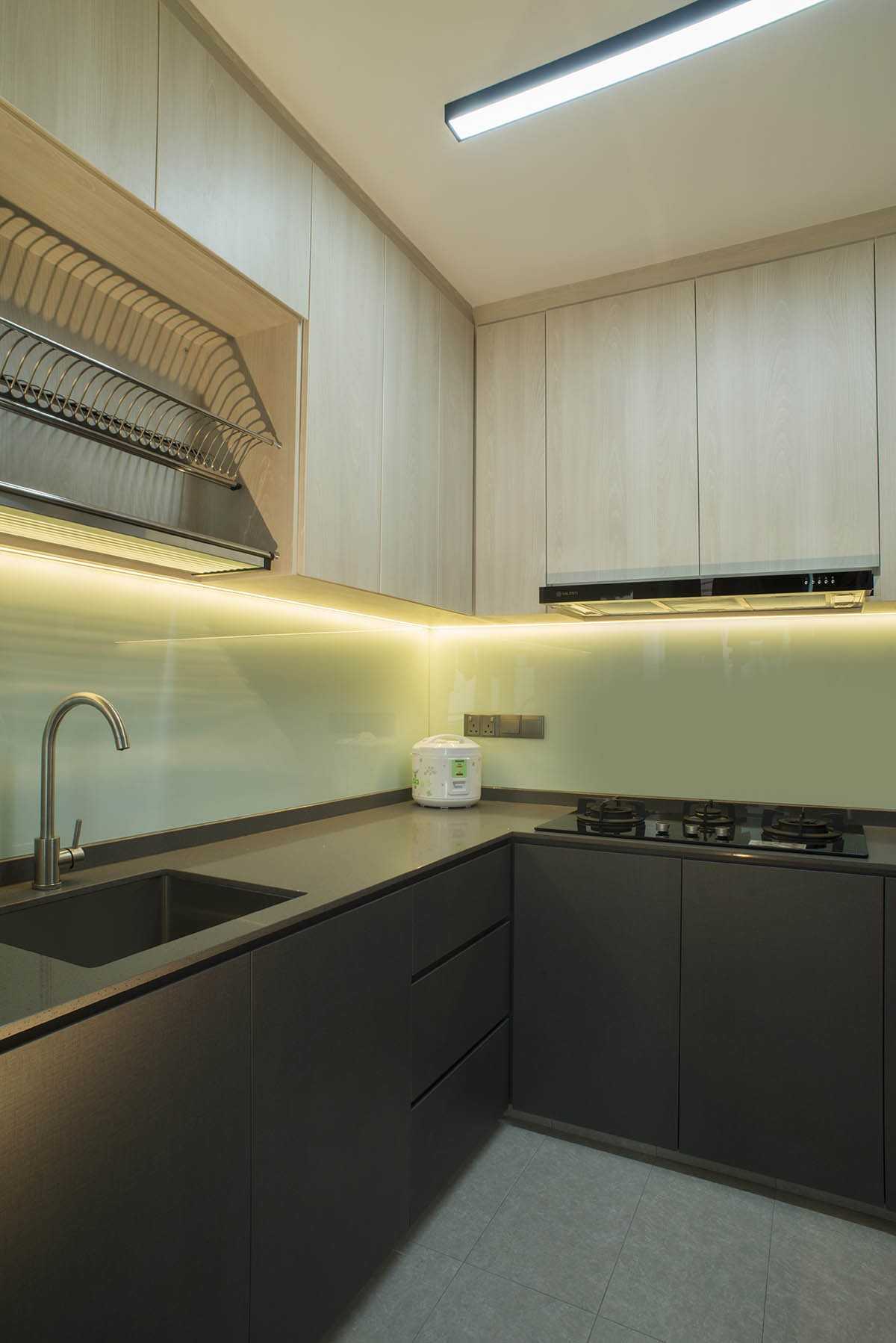 Contemporary Kitchen with Countertop and Kitchen Backsplash