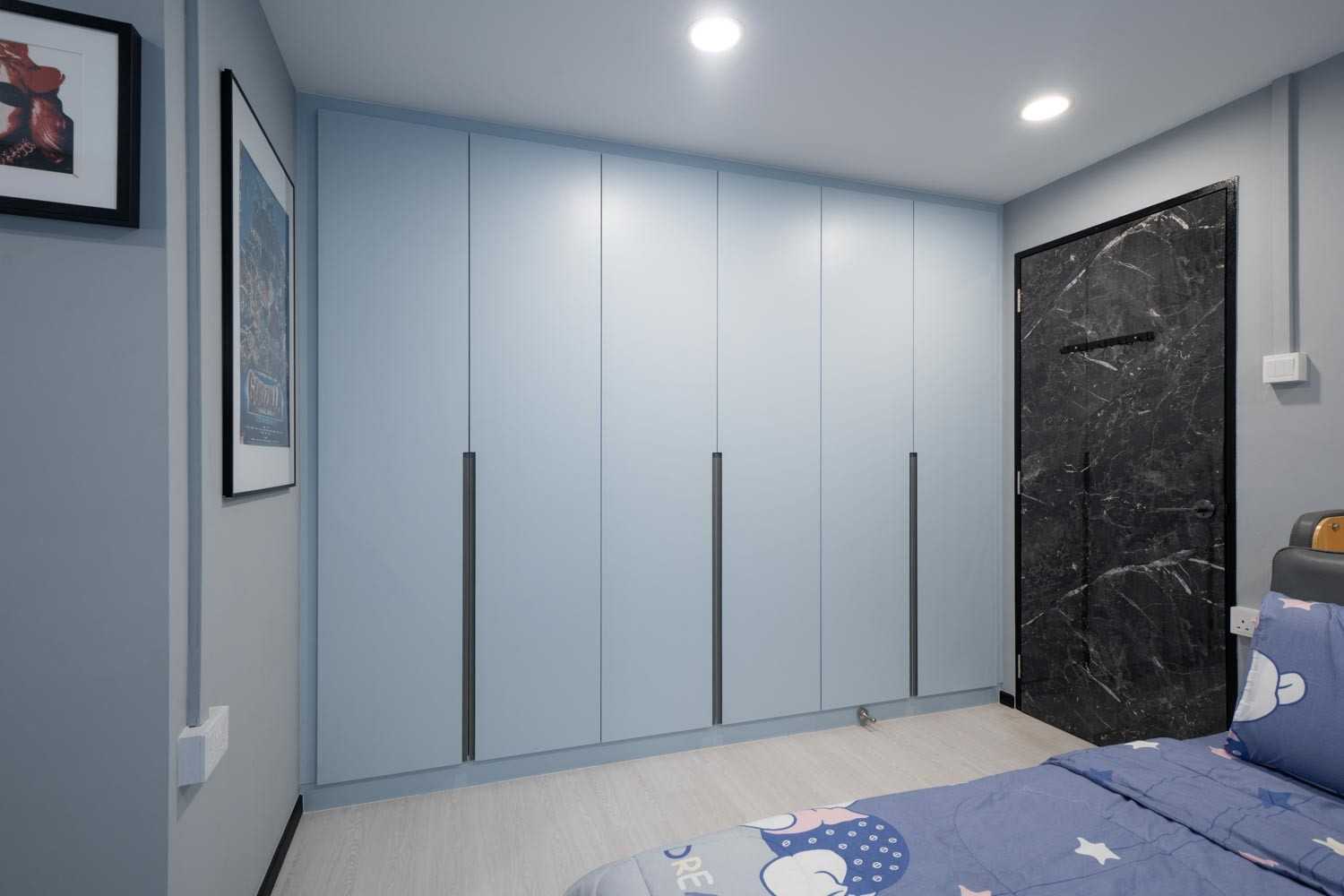 Contemporary Bedroom with Vinyl Flooring and Wardrobe