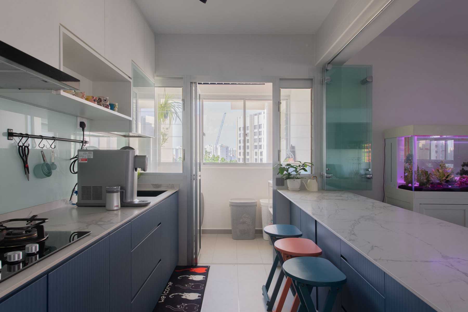Contemporary Kitchen with Countertop and Kitchen Island