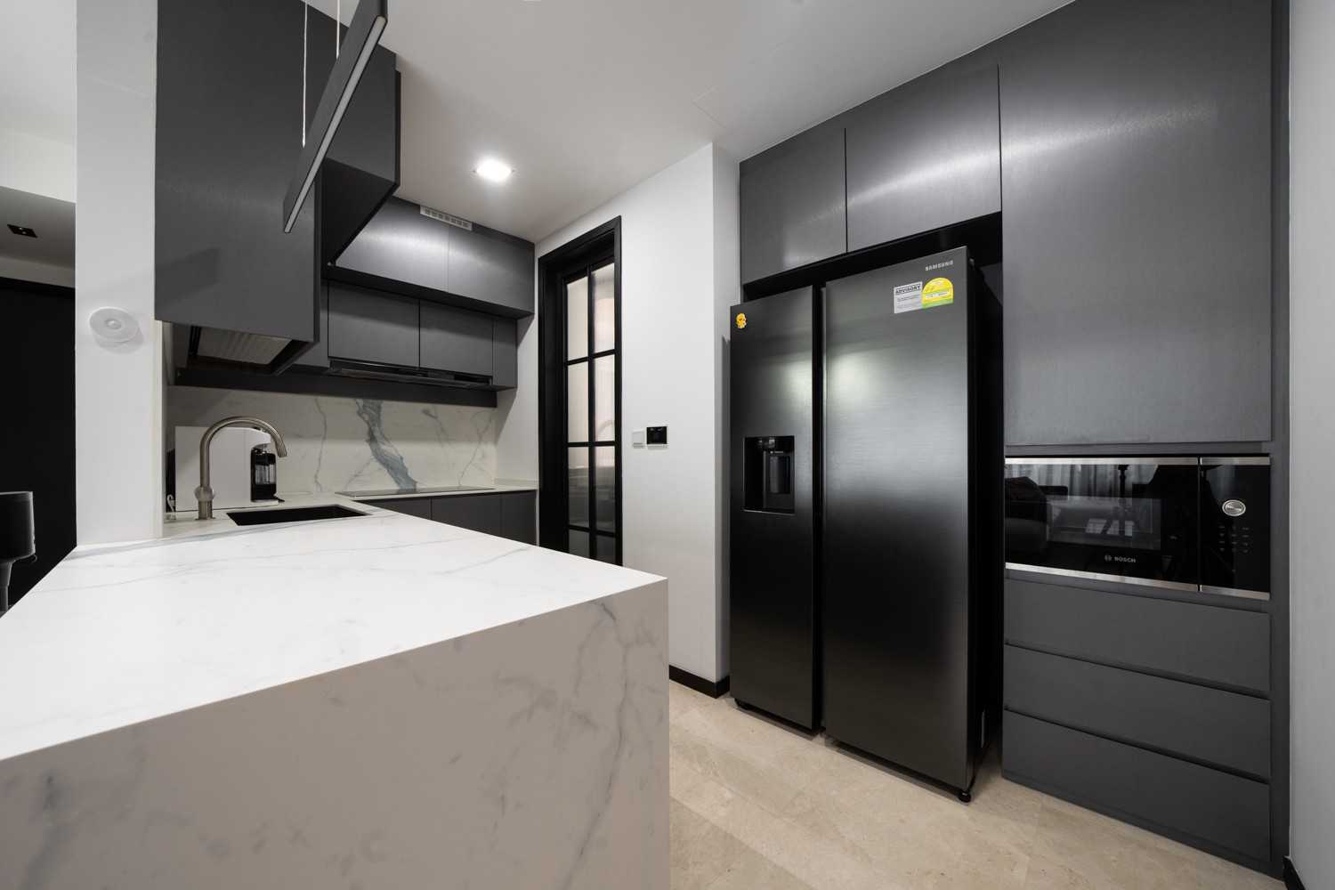 Contemporary Kitchen with Open Kitchen and Kitchen Backsplash