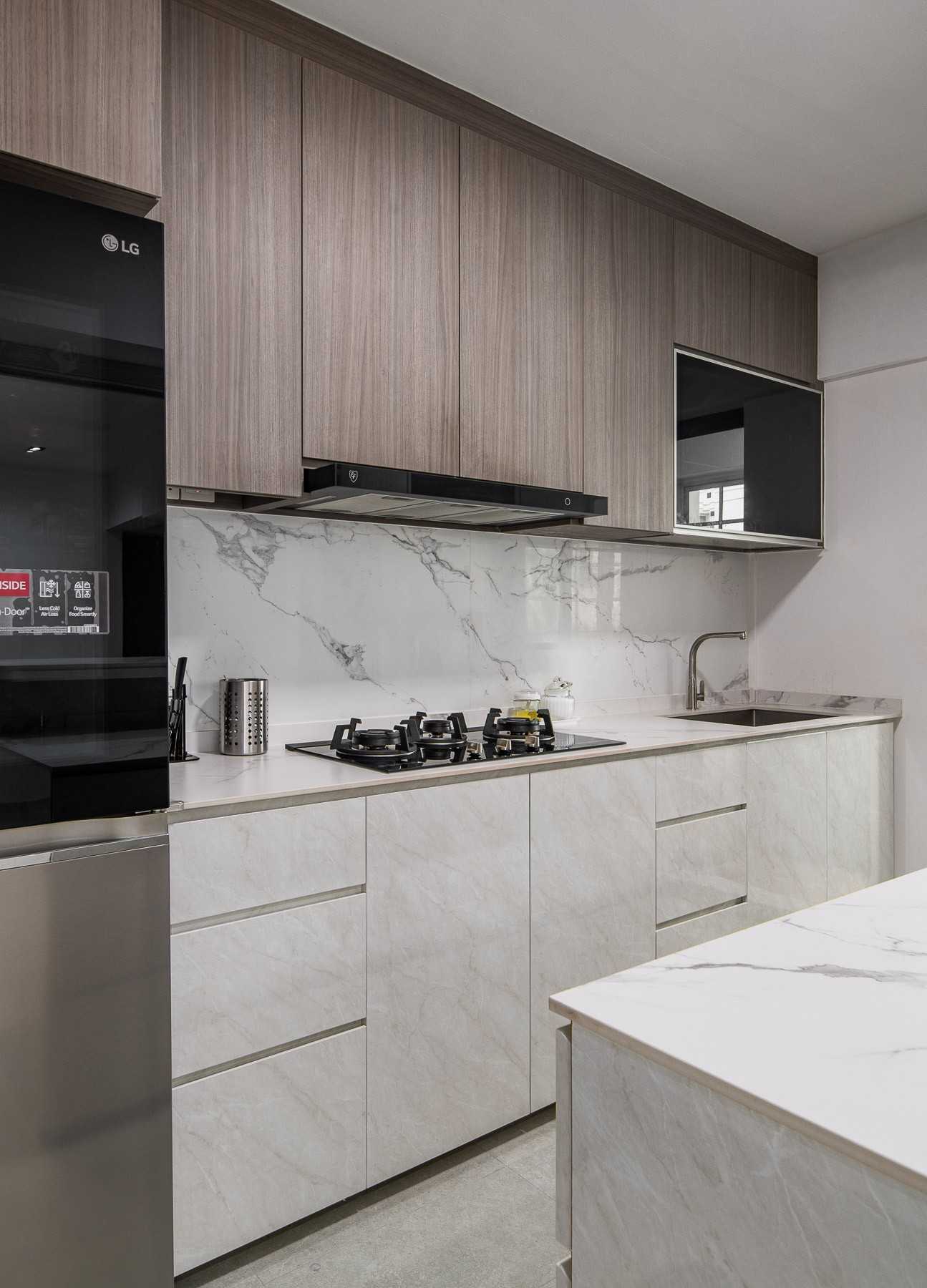Contemporary Kitchen with Countertop and Homogeneous Tiles