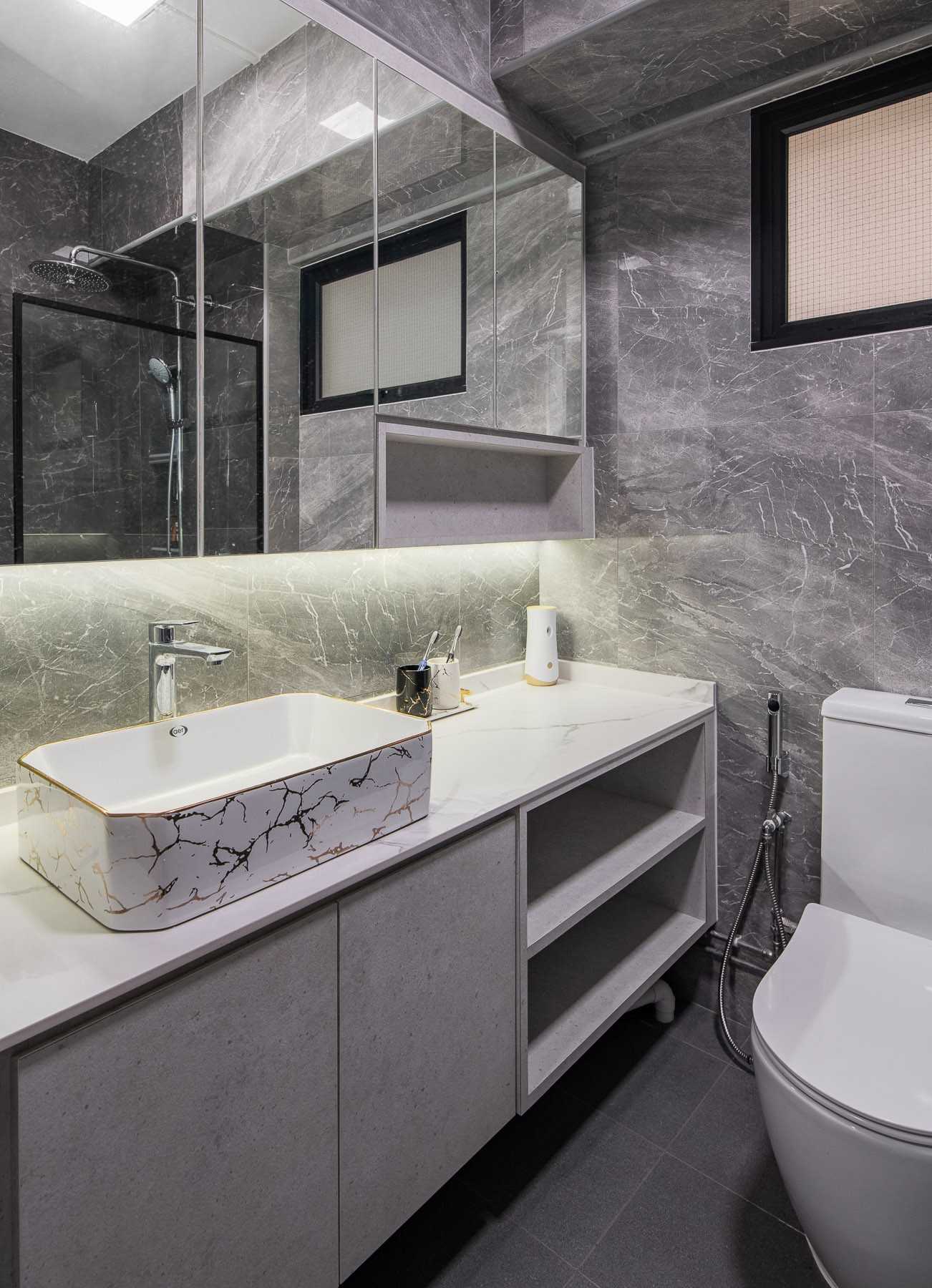 Contemporary Bathroom with Countertop and Homogeneous Tiles