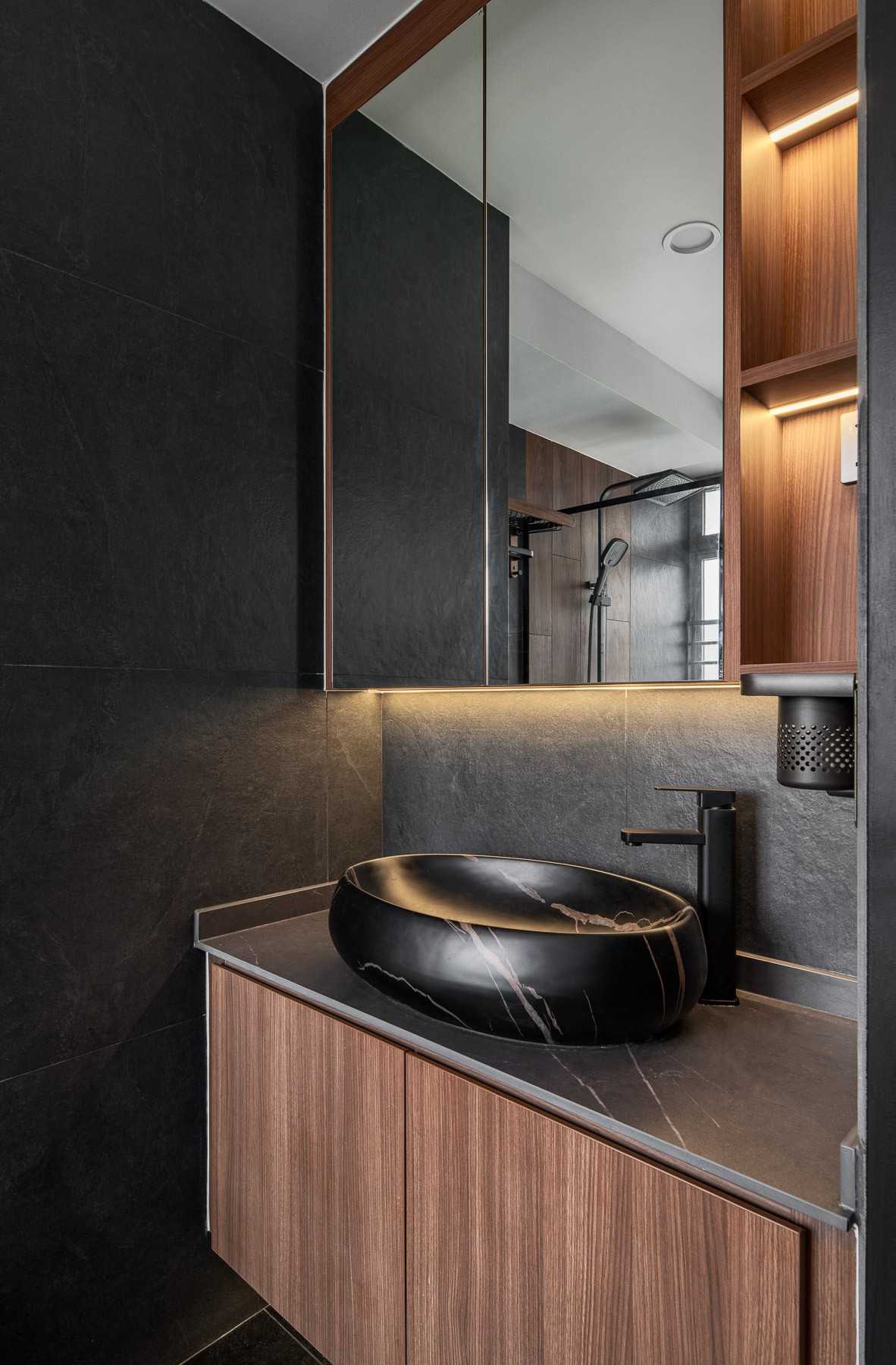 Contemporary Bathroom with Countertop and Homogeneous Tiles