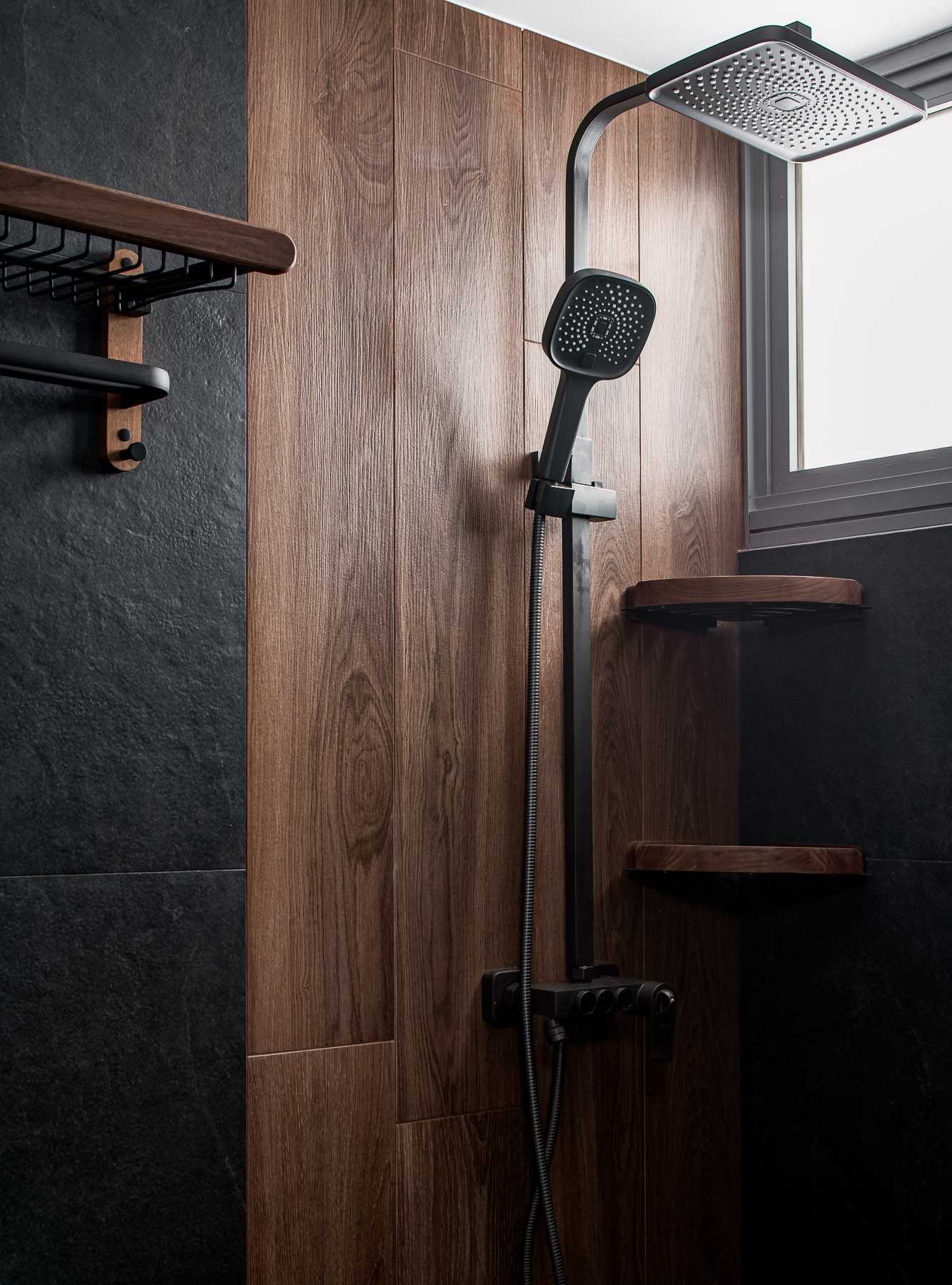 Contemporary Bathroom with Homogeneous Tiles and Shower Screen