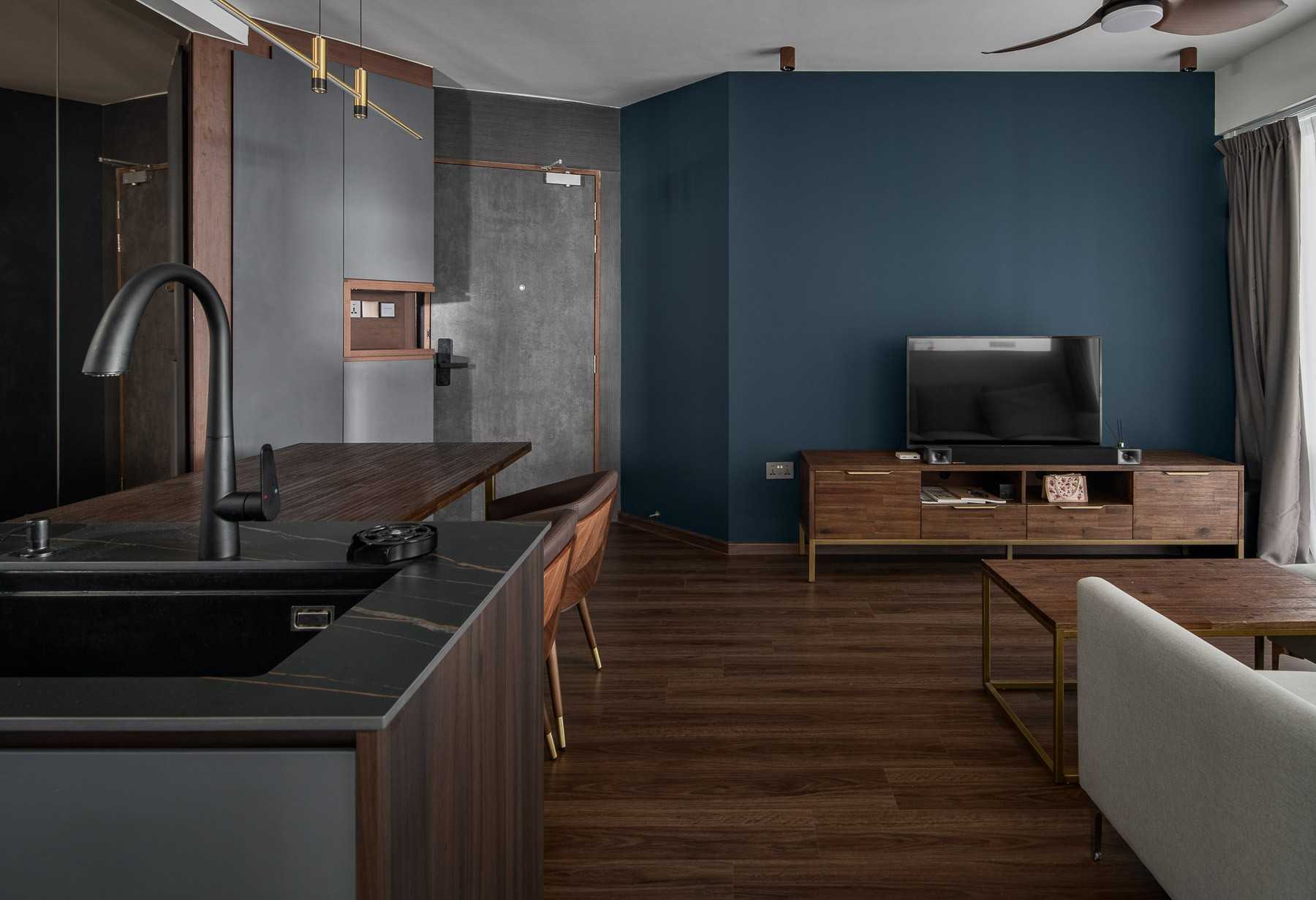 Contemporary Dining Room with Dining Table and Dining Chairs